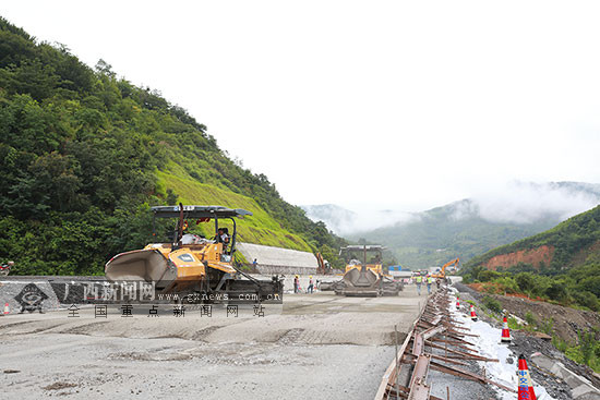 樂百高速音里路段路面水穩層鋪裝.廣西新聞網通訊員 黃志斌 攝