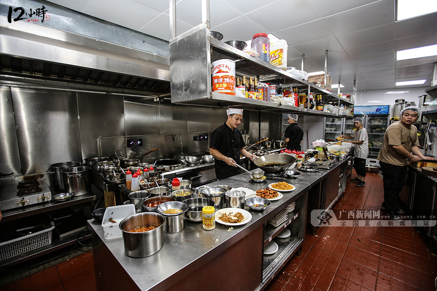 12小时80后厨师长扎根厨房20载练就3分钟出1道菜9