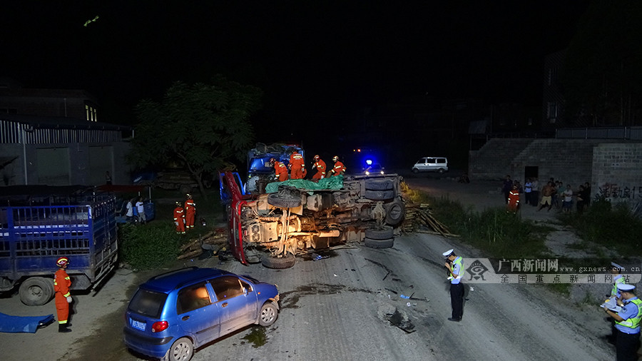 209国道凌晨发生三车相撞事故造成一人被困图14