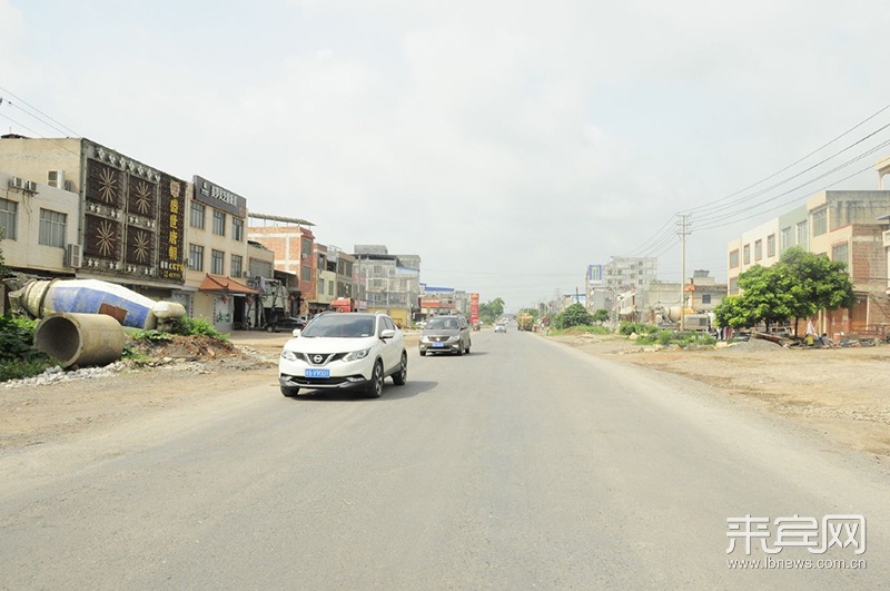 李冠才 通讯员 樊婷 文/图)国道g322线迁江镇路段坑洼现象存在已久,给