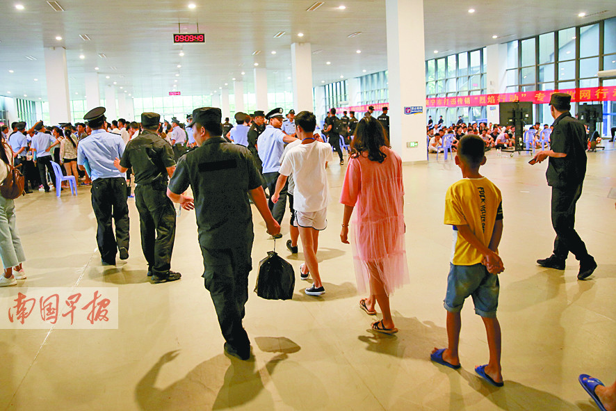 7月20日焦点图:拖家带口搞传销 南宁687名传销人员落网 (1/23)