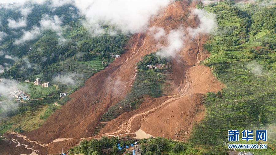 贵州水城山体滑坡现场近千名救援人员全力抢险救援 (3)