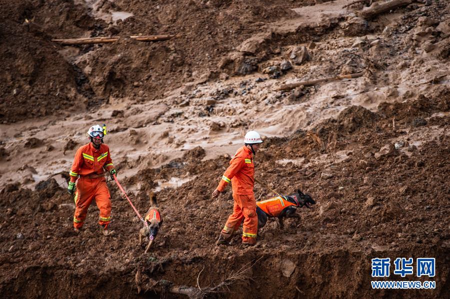 贵州水城山体滑坡现场近千名救援人员全力抢险救援