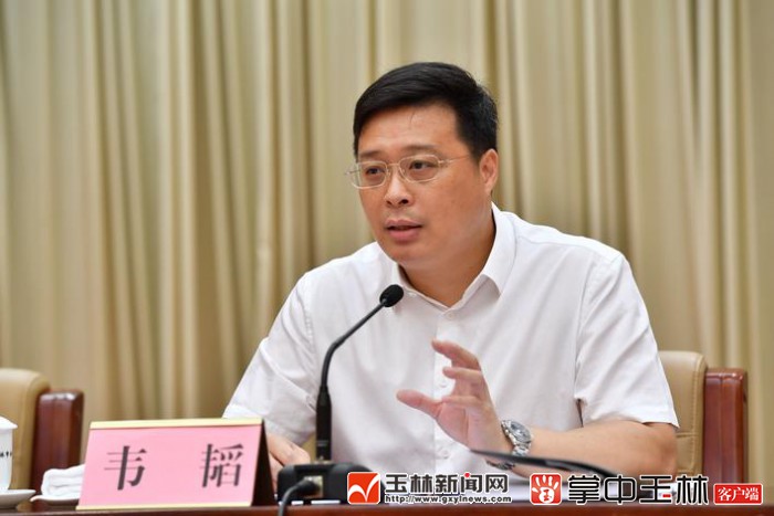 图为玉林市委书记,市人大常委会主任黄海昆在会上作讲话.