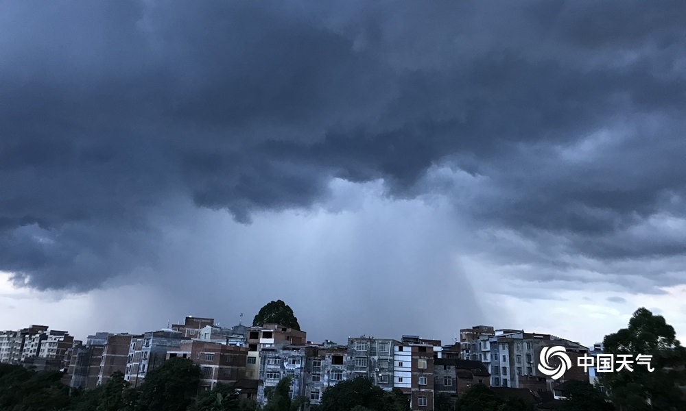 来宾:乌云压境大雨至 (2)
