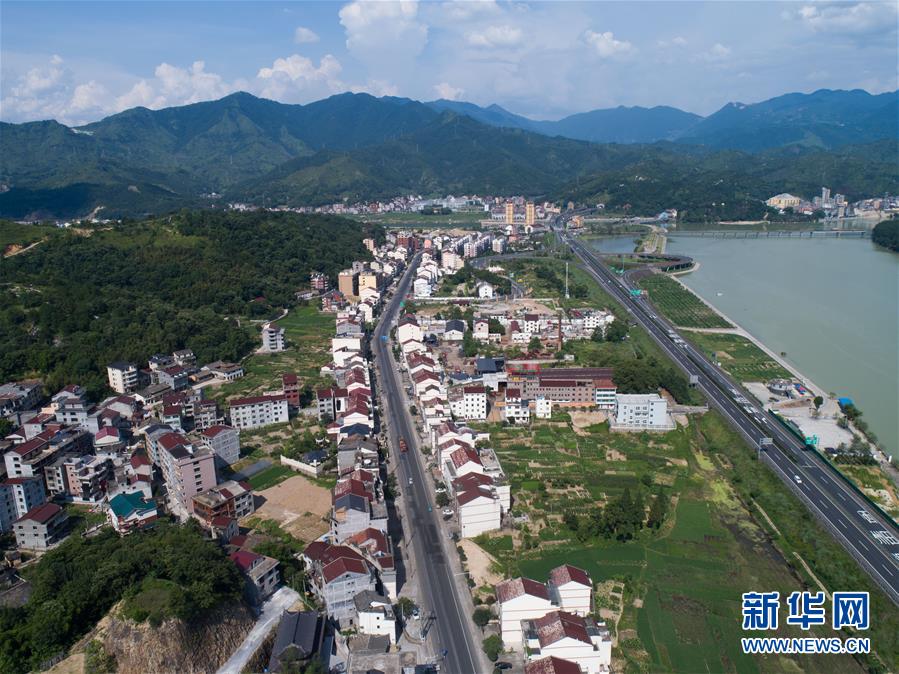 这是7月25日无人机拍摄的青田县船寮镇.