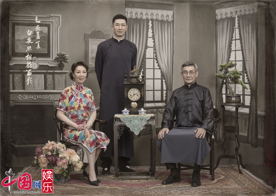 新生日记李艾挺孕肚穿婚纱民国风全家福首次曝光6