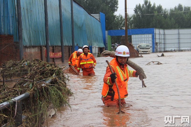 河南济源爆发山洪多处告急 消防紧急营救遇险群众
