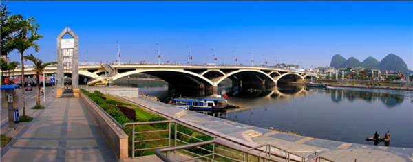 如今的解放桥已成为桂林市的标志性建筑(资料图片)