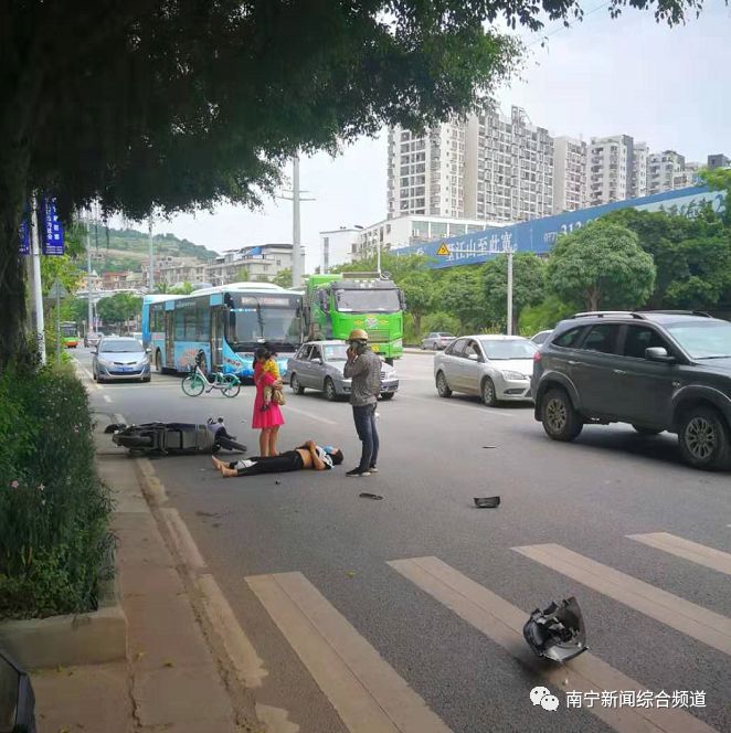 南宁仙葫大道一小区门前小车与电动车相撞-广西新闻网