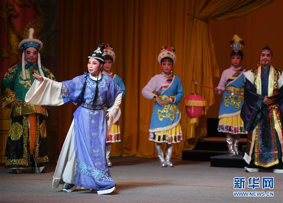 8月27日,在晋江戏剧中心,当地民间高甲戏剧团演