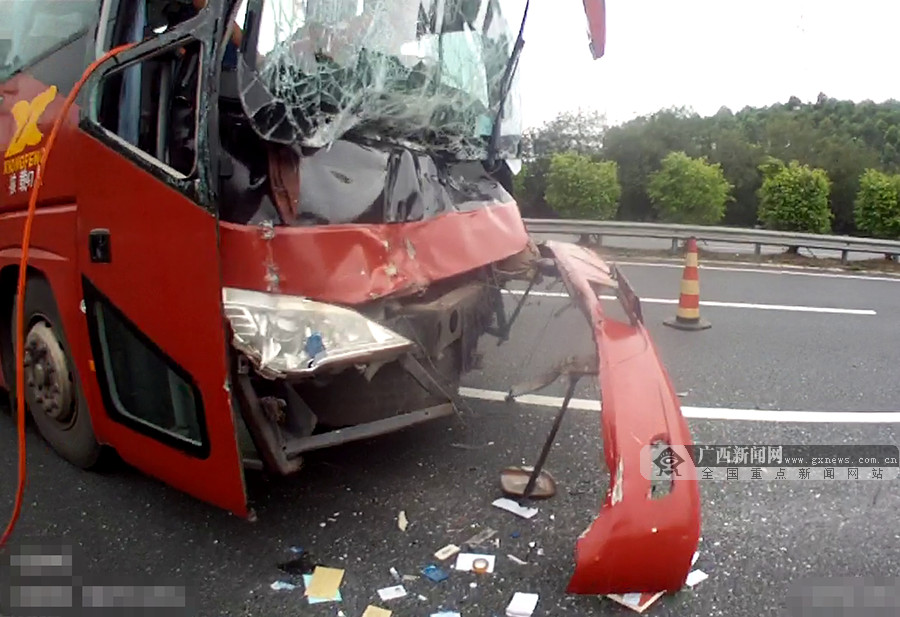 大客车与大货车发生碰撞 客车挡风玻璃完全碎裂 (2/3)