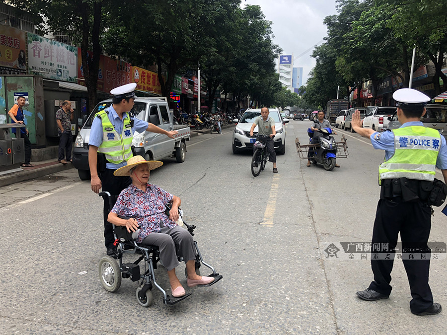 田东交警热心帮助老人过马路获点赞