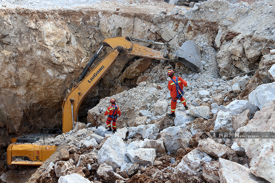 崇左一工地发生塌方挖掘机深陷其中司机被困图15