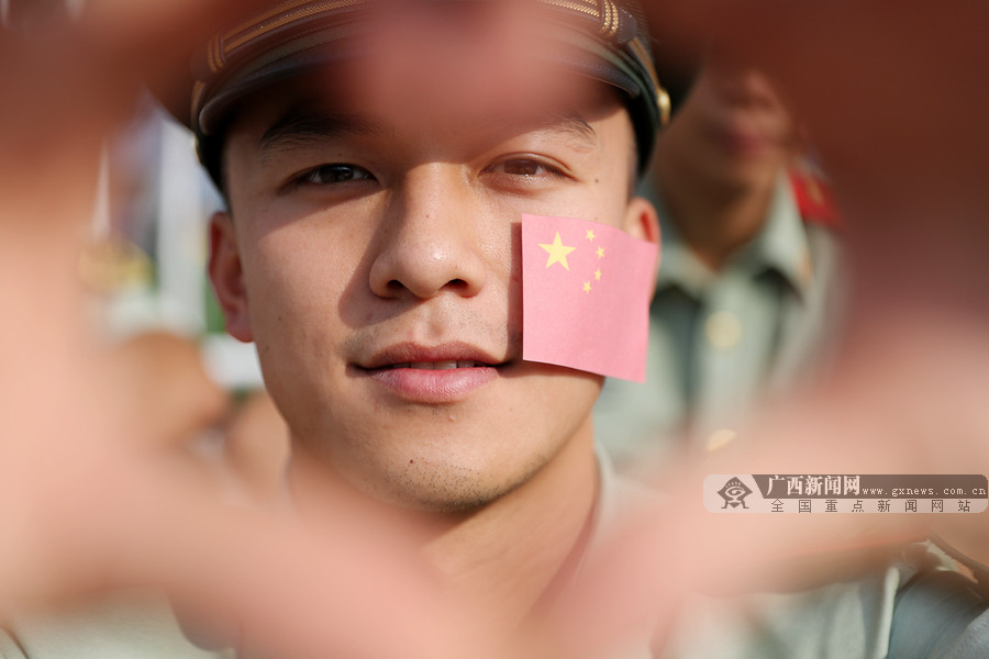 和国旗同框向祖国表白兵哥哥的创意充满爱国情