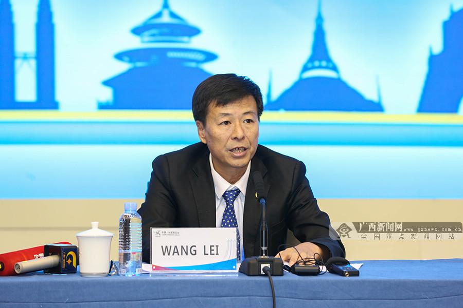 "两会"指挥中心常务副总指挥王雷发言.