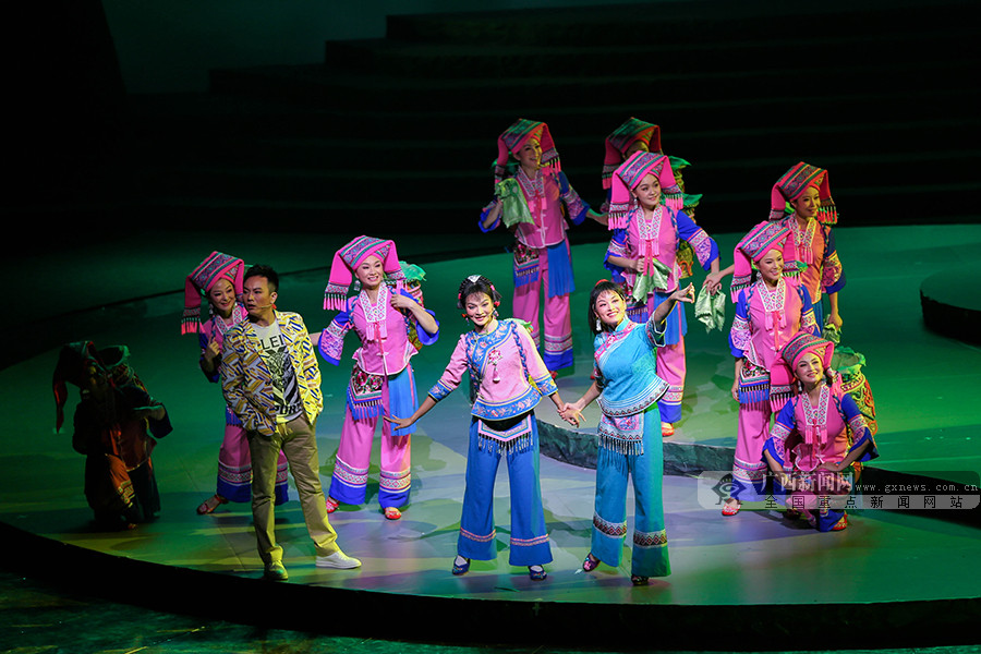 高清组图:原创现代彩调剧《新刘三姐》在南宁演出 (13/15)