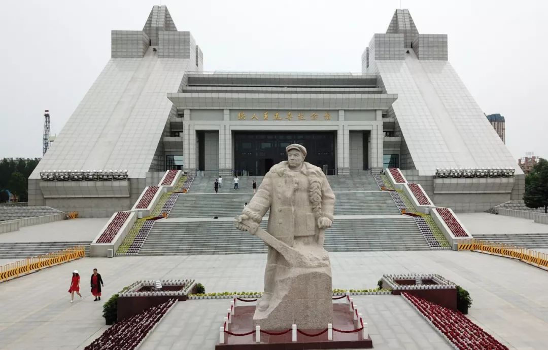 这是铁人王进喜纪念馆(6月25日无人机拍摄).新华社记者 王建威 摄
