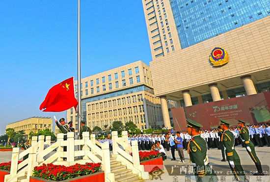 广西800多名民警齐唱我和我的祖国