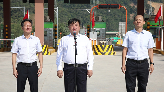 贺州市委副书记,市长林冠宣布贺巴高速公路钟昭段正式通车.