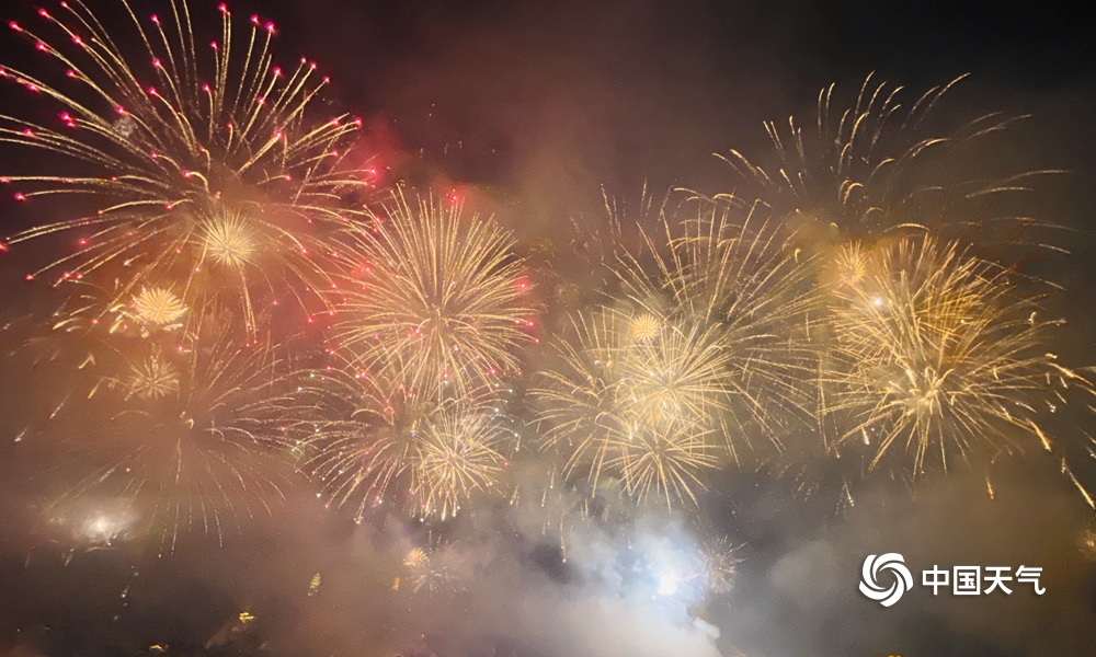 柳州:绚丽烟花迎接水上狂欢节开幕|手机广西网