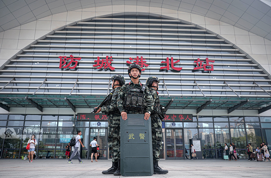 防城港:武警官兵武装巡逻护航国庆假期(图-广西新闻图集