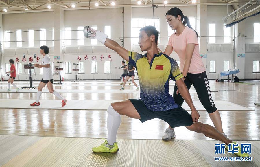 教练后敏芳(右)在指导八一空军五项队队员李睿(左)进行击剑训练.