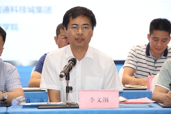 广西糖业发展办公室副主任李文纲在会议上作介绍.通讯员 梁红摄