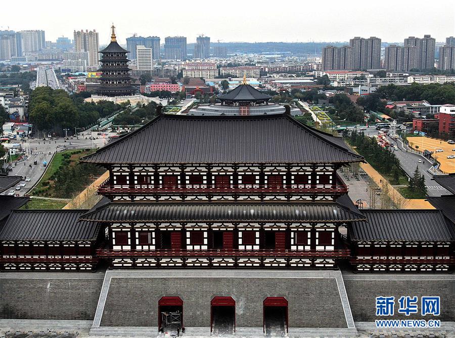 10月15日無人機拍攝的隋唐洛陽城國家遺址公園應天門遺址博物館城門樓