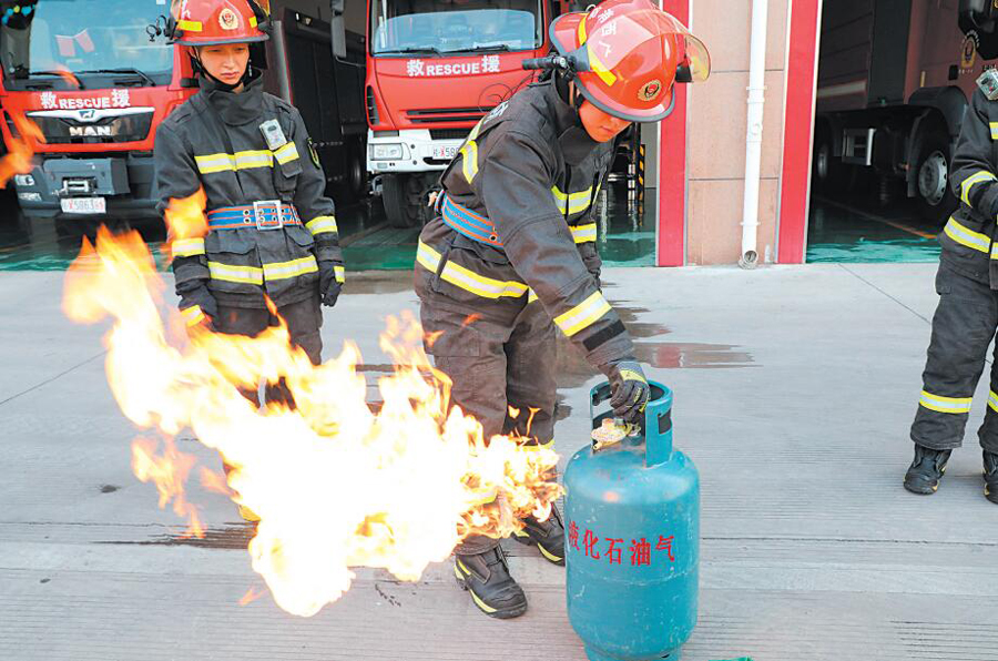 煤氣罐著火先關閥門會回火爆炸?消防實驗擊破謠言