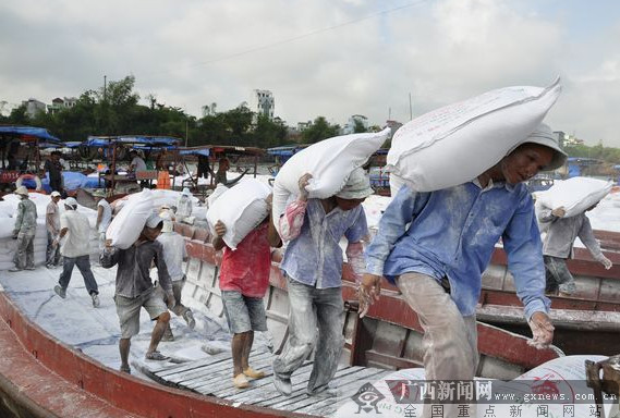 繁忙的东兴边民互市贸易区.资料图片