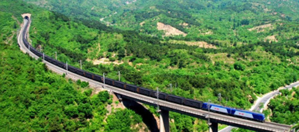 一列重载列车行驶在大秦铁路上(资料照片).