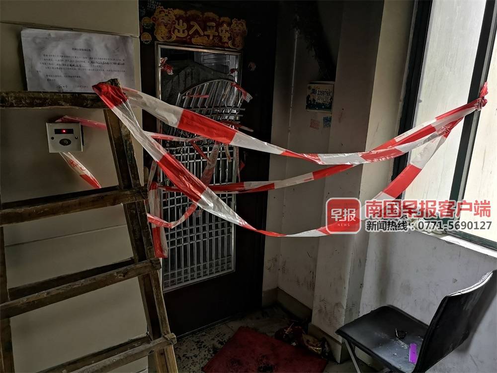 发生火灾的房子门口已被拉起警戒线.南国早报客户端记者唐辉吉/摄