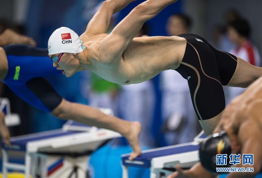 水上救生——男子200米超级救生:牛钰捷夺冠