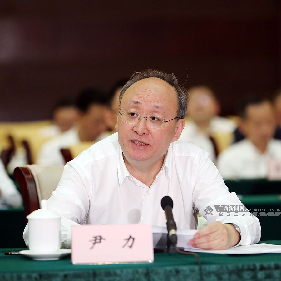 四川省委副书记,省长尹力分别介绍有关情况.广西新闻网记者 梁凯昌 摄