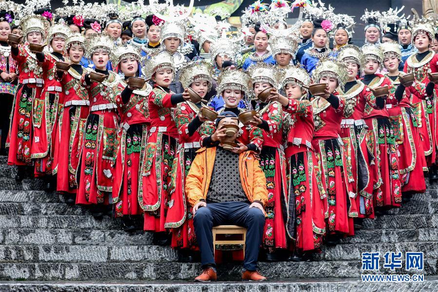 10月26日,苗族同胞用"高山流水"的方式给游客敬酒.