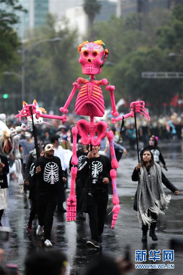 墨西哥城举行亡灵节游行
