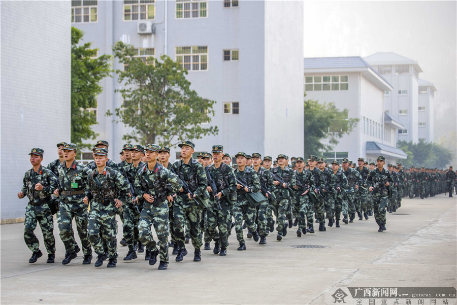 广西:枪支初体验 武警新兵开展首次射击预习训练 (1/14)