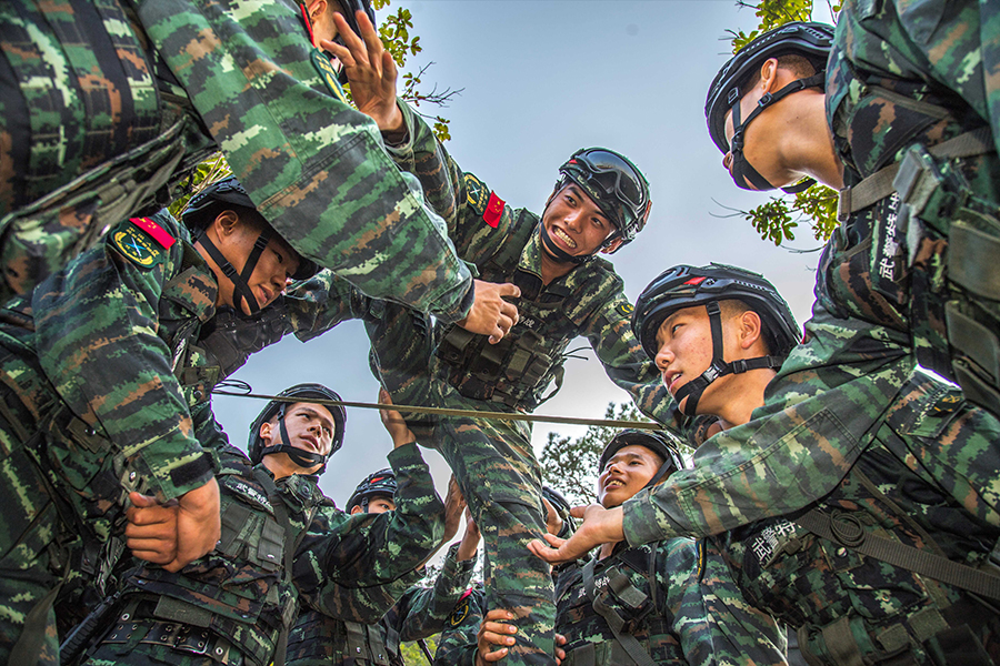 广西玉林:武警特战队员野外驻训趣事多(组图)