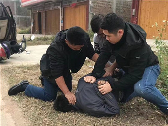 宾阳一男子杀害邻居逃山里 5天后出来找吃的被抓