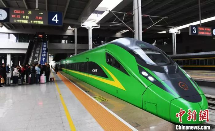 资料图:兰州西站停靠的"绿巨人"动车组列车.(资料图) 杨艳敏 摄