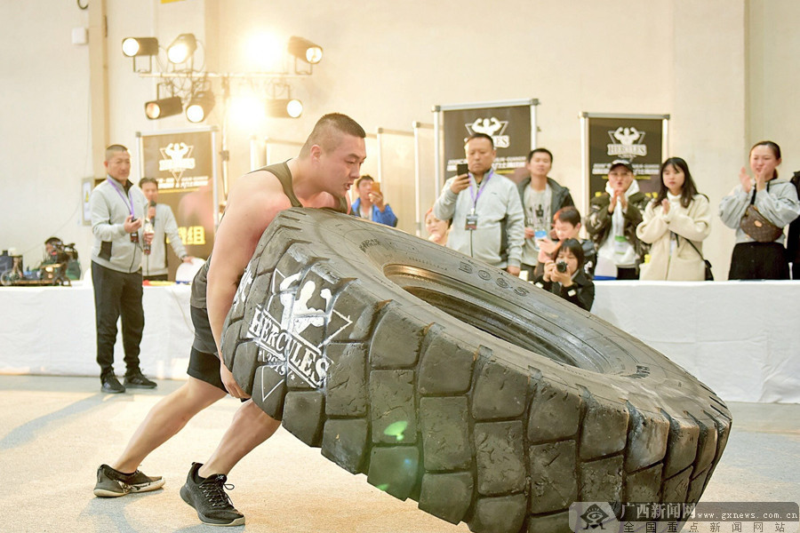 翻轮胎比赛现场.广西新闻网通讯员 周蓓蕾 摄