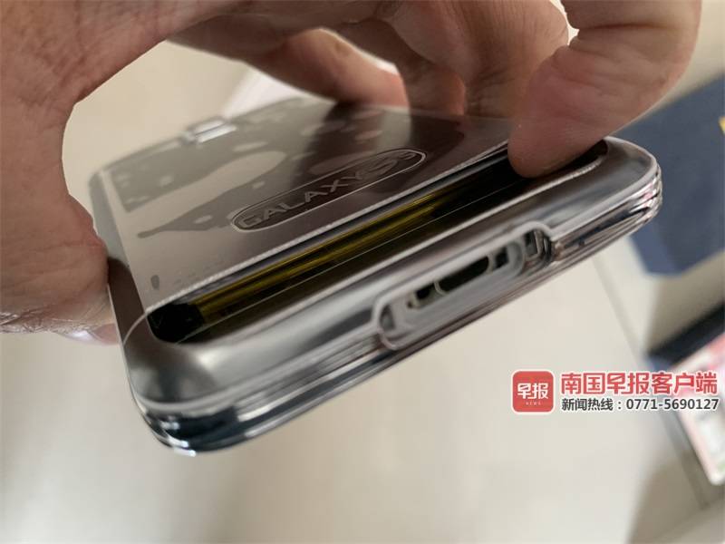 戴着透视眼镜的庄家一眼就能看穿所有人手上的牌,加入赌局的村民就