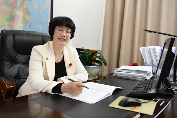 南宁市副市长伍娟接受人民网专访.皇甫万里摄