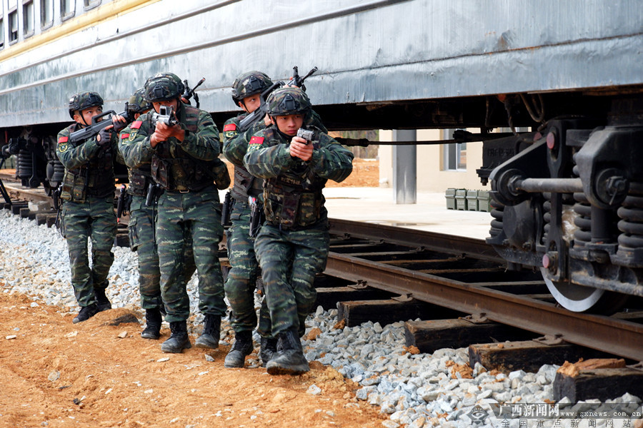 武警柳州支队魔鬼周极限训练交通工具反劫持对抗48