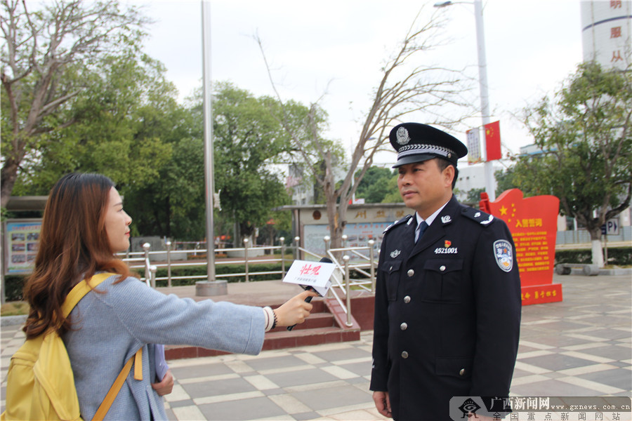 广西鹿州监狱监狱长韦华山接受记者采访.广西新闻网记者 邓昶 摄