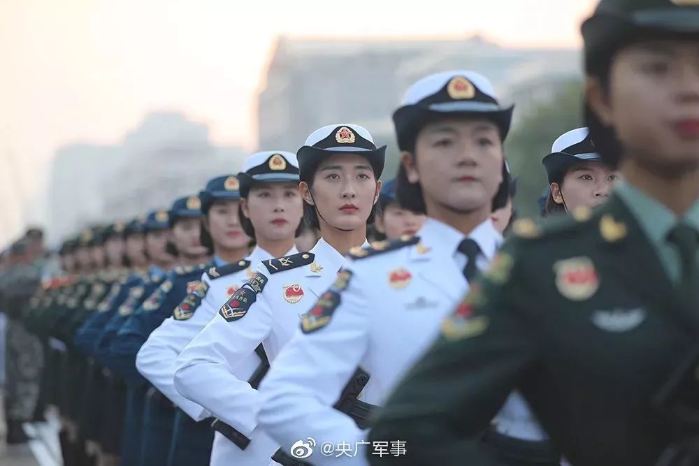 彰显出年轻人的爱国豪情 这群小姐姐有点"飒" 2019国庆阅兵中的女兵