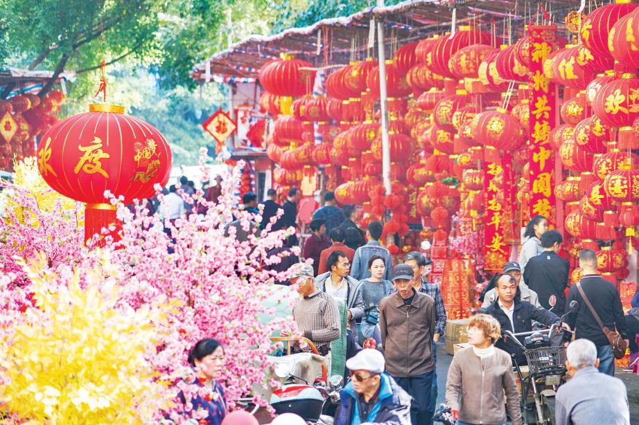 图为春节脚步临近,在兴宁区上海路"新春饰品一条街"人头攒动,洋溢