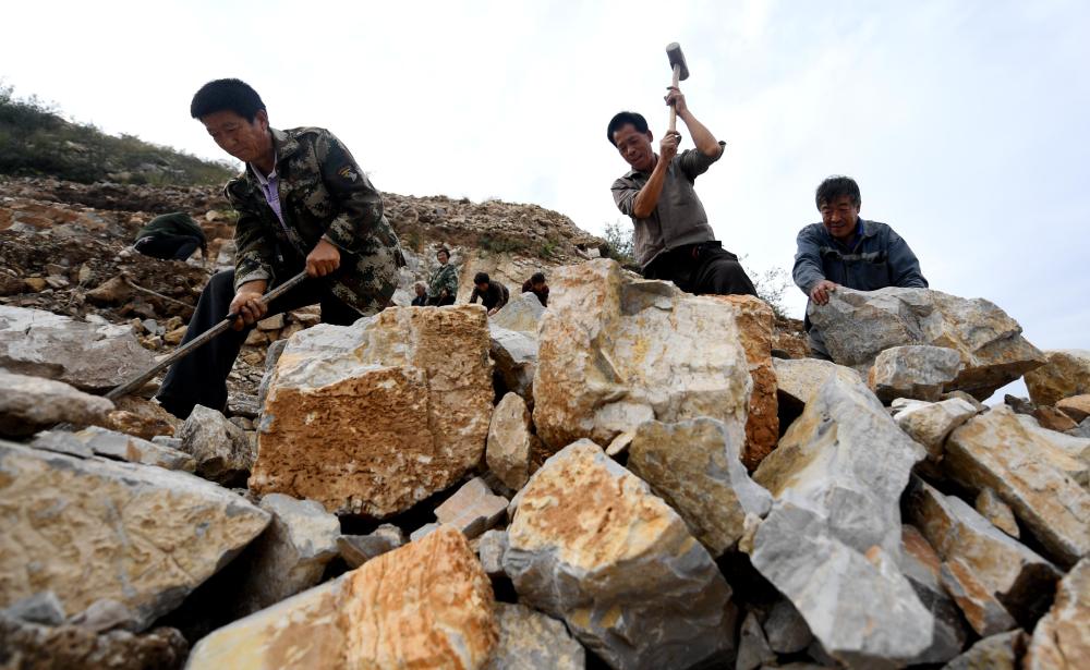 2019年9月17日,后池村村民在修路.新华社记者 王晓 摄