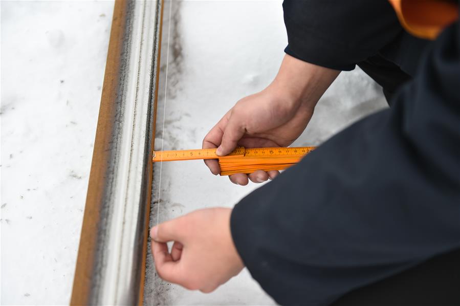 寒冬里的铁路守护者